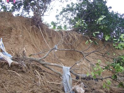 Hà bá “nuốt” làng sau lũ  - 14